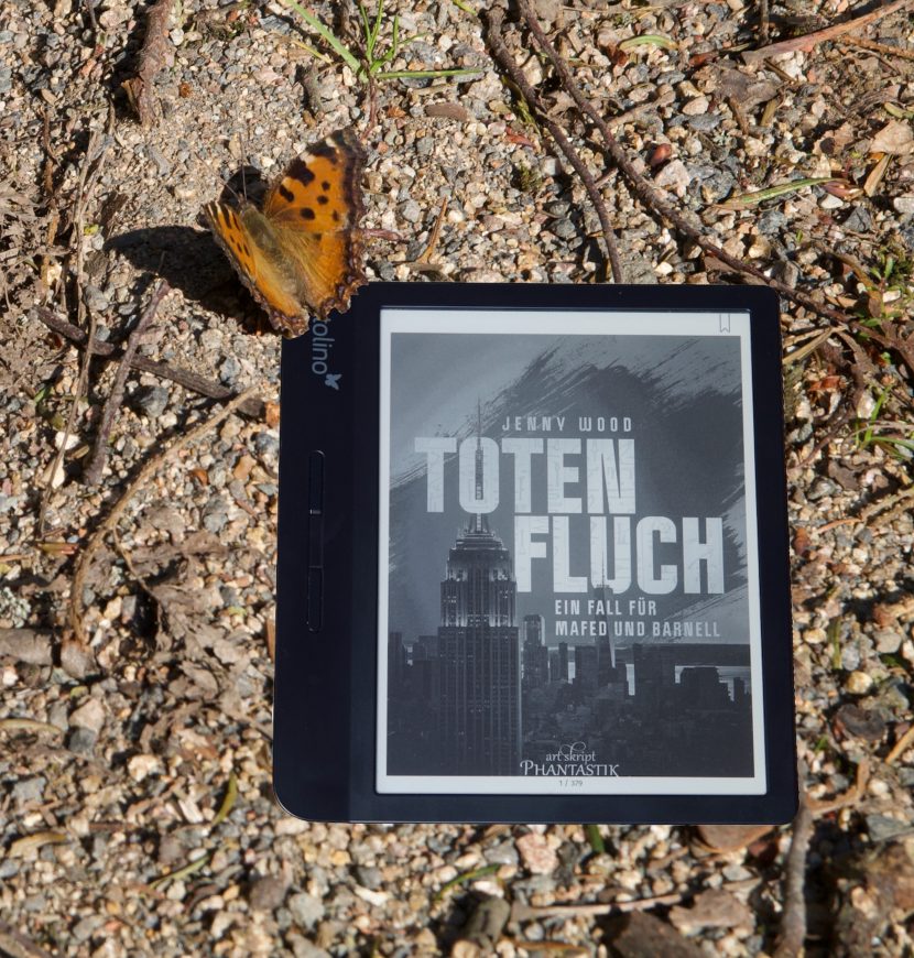 EBook mit Schmetterling und Cover von Totenfluch von Jenny Wood