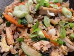 Nahaufnahme Reis mit Räuchertofu und Bärlauch
