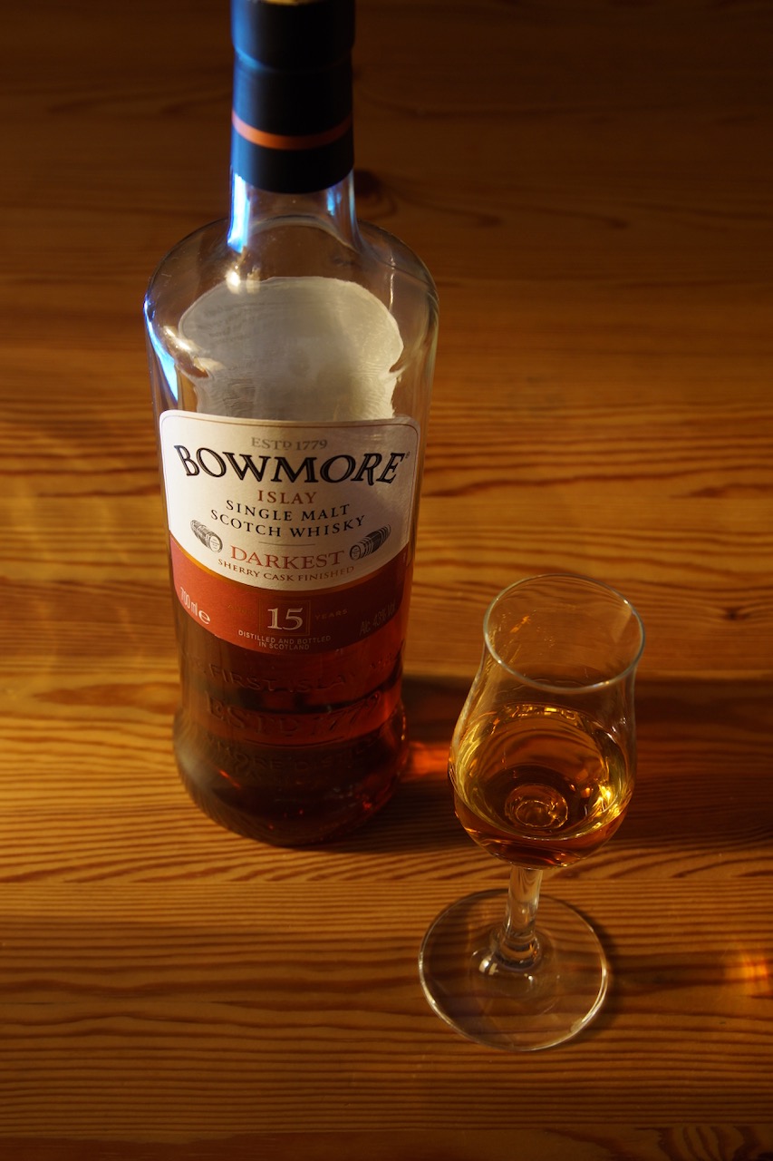 Bowmore Darkest Single Malt Whisky - Flasche und Glas