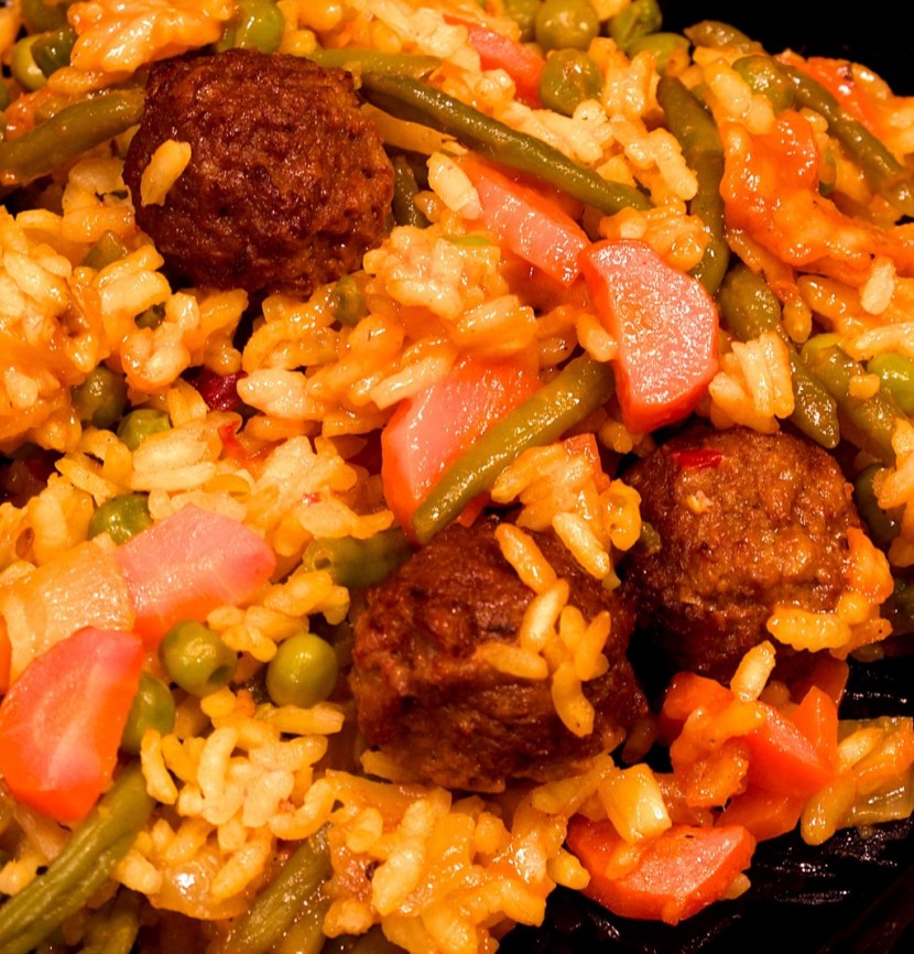 Curry-Gemüse-Reis mit vegetarischen Hackfleischbällchen - Ewertonline.de