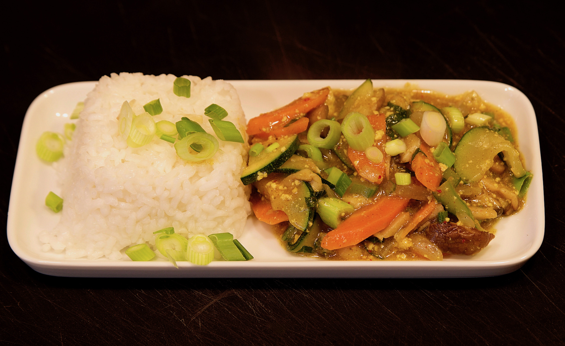 Mango-Curry-Tofu mit Currygemüse und Reis - Bild © G. Ewert