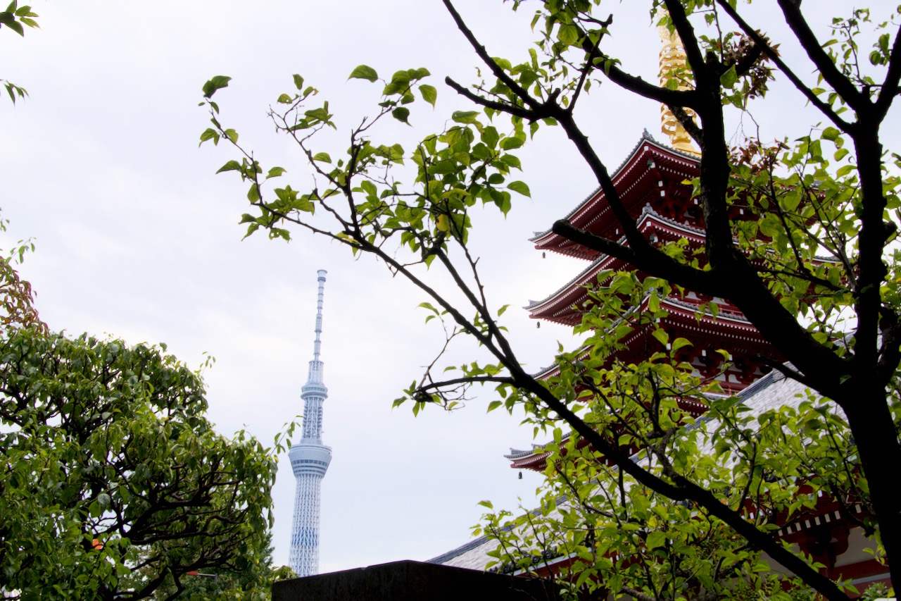 Tempelpagode mit Tokyo Skytree im Hintergrund